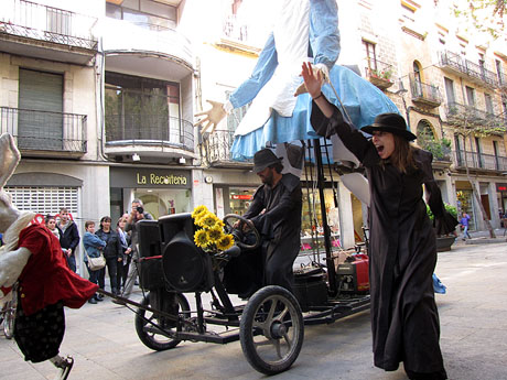 MOT Festival de Literatura. Espectacle a la Rambla de la Llibertat. El somni d'Al&iacute;cia, per la Cia. Teatre Nu