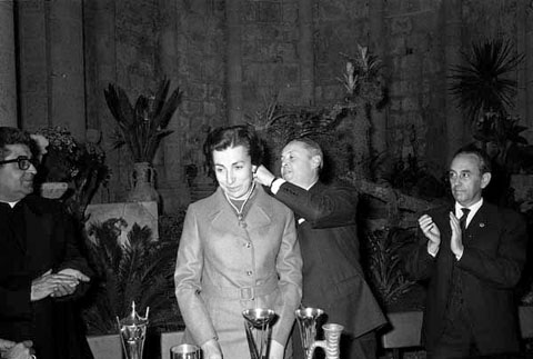 Clausura de l'Exposici&oacute; de Flors a Sant Pere de Galligants el 13 de maig 1968. Imposici&oacute; de la medalla de plata de la ciutat a Maria Cobars&iacute;