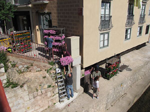 Girona Temps de Flors 2014. Preparaci&oacute; dels muntatges florals