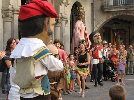 Und&agrave;rius, festival d'estiu de Girona de cultura popular i tradicional. Balls participatius de capgrossos