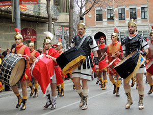 75&egrave; aniversari Associaci&oacute; de Jes&uacute;s Crucificat - Manaies de Girona. Vexillatio Gerundensis. Desfilada de 781 manaies pels carrers de Girona