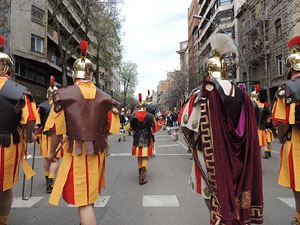 75&egrave; aniversari Associaci&oacute; de Jes&uacute;s Crucificat - Manaies de Girona. Vexillatio Gerundensis. Desfilada de 781 manaies pels carrers de Girona