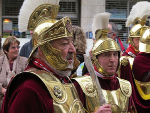 75&egrave; aniversari Associaci&oacute; de Jes&uacute;s Crucificat - Manaies de Girona. Vexillatio Gerundensis. Desfilada de 781 manaies pels carrers de Girona