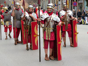 75&egrave; aniversari Associaci&oacute; de Jes&uacute;s Crucificat - Manaies de Girona. Vexillatio Gerundensis. Desfilada de 781 manaies pels carrers de Girona