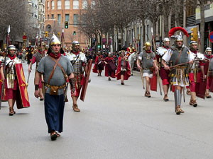 75&egrave; aniversari Associaci&oacute; de Jes&uacute;s Crucificat - Manaies de Girona. Vexillatio Gerundensis. Desfilada de 781 manaies pels carrers de Girona