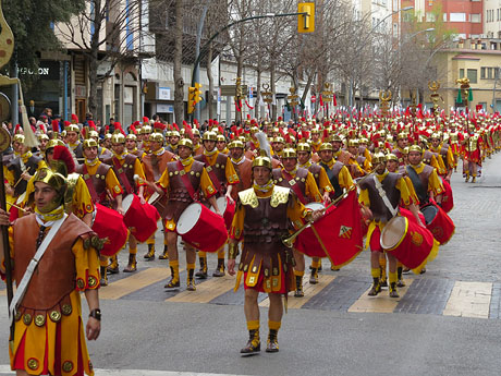 75&egrave; aniversari Associaci&oacute; de Jes&uacute;s Crucificat - Manaies de Girona. Vexillatio Gerundensis. Desfilada de 781 manaies pels carrers de Girona