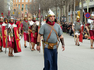 75&egrave; aniversari Associaci&oacute; de Jes&uacute;s Crucificat - Manaies de Girona. Vexillatio Gerundensis. Desfilada de 781 manaies pels carrers de Girona