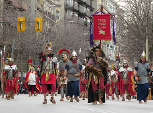 75&egrave; aniversari Associaci&oacute; de Jes&uacute;s Crucificat - Manaies de Girona. Vexillatio Gerundensis. Desfilada de 781 manaies pels carrers de Girona