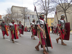 75&egrave; aniversari Associaci&oacute; de Jes&uacute;s Crucificat - Manaies de Girona. Vexillatio Gerundensis. Desfilada de 781 manaies pels carrers de Girona