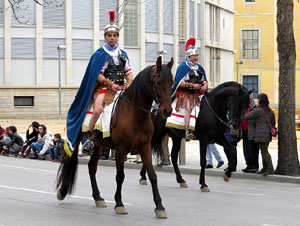 75&egrave; aniversari Associaci&oacute; de Jes&uacute;s Crucificat - Manaies de Girona. Vexillatio Gerundensis. Desfilada de 781 manaies pels carrers de Girona