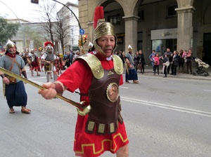 75&egrave; aniversari Associaci&oacute; de Jes&uacute;s Crucificat - Manaies de Girona. Vexillatio Gerundensis. Desfilada de 781 manaies pels carrers de Girona