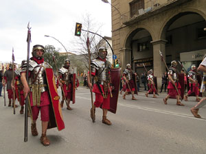 75&egrave; aniversari Associaci&oacute; de Jes&uacute;s Crucificat - Manaies de Girona. Vexillatio Gerundensis. Desfilada de 781 manaies pels carrers de Girona