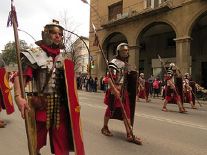 75&egrave; aniversari Associaci&oacute; de Jes&uacute;s Crucificat - Manaies de Girona. Vexillatio Gerundensis. Desfilada de 781 manaies pels carrers de Girona