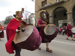 75&egrave; aniversari Associaci&oacute; de Jes&uacute;s Crucificat - Manaies de Girona. Vexillatio Gerundensis. Desfilada de 781 manaies pels carrers de Girona