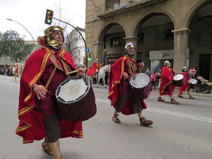 75&egrave; aniversari Associaci&oacute; de Jes&uacute;s Crucificat - Manaies de Girona. Vexillatio Gerundensis. Desfilada de 781 manaies pels carrers de Girona