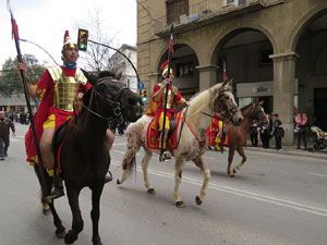 75&egrave; aniversari Associaci&oacute; de Jes&uacute;s Crucificat - Manaies de Girona. Vexillatio Gerundensis. Desfilada de 781 manaies pels carrers de Girona