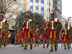 75&egrave; aniversari Associaci&oacute; de Jes&uacute;s Crucificat - Manaies de Girona. Vexillatio Gerundensis. Desfilada de 781 manaies pels carrers de Girona