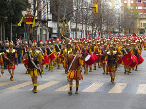 75&egrave; aniversari Associaci&oacute; de Jes&uacute;s Crucificat - Manaies de Girona. Vexillatio Gerundensis. Desfilada de 781 manaies pels carrers de Girona