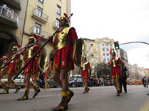 75&egrave; aniversari Associaci&oacute; de Jes&uacute;s Crucificat - Manaies de Girona. Vexillatio Gerundensis. Desfilada de 781 manaies pels carrers de Girona
