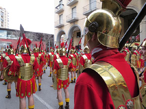 75&egrave; aniversari Associaci&oacute; de Jes&uacute;s Crucificat - Manaies de Girona. Vexillatio Gerundensis. Desfilada de 781 manaies pels carrers de Girona