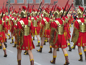 75&egrave; aniversari Associaci&oacute; de Jes&uacute;s Crucificat - Manaies de Girona. Vexillatio Gerundensis. Desfilada de 781 manaies pels carrers de Girona