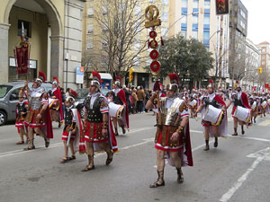 75&egrave; aniversari Associaci&oacute; de Jes&uacute;s Crucificat - Manaies de Girona. Vexillatio Gerundensis. Desfilada de 781 manaies pels carrers de Girona