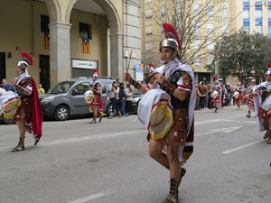 75&egrave; aniversari Associaci&oacute; de Jes&uacute;s Crucificat - Manaies de Girona. Vexillatio Gerundensis. Desfilada de 781 manaies pels carrers de Girona