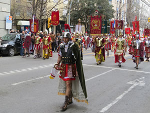 75&egrave; aniversari Associaci&oacute; de Jes&uacute;s Crucificat - Manaies de Girona. Vexillatio Gerundensis. Desfilada de 781 manaies pels carrers de Girona
