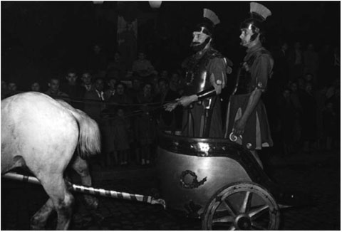 La biga a la process� del Divendres Sant de l'any 1956, passant per la Rambla Verdaguer