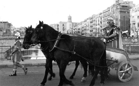 L'auriga Joan Borrell passant per la pla&ccedil;a Catalunya, l'any 1983