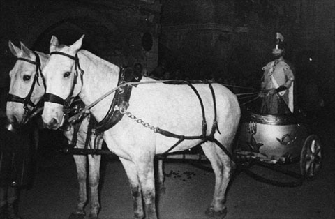 La biga a la process&oacute; del Divendres Sant de l'any 1950, a la pla&ccedil;a del Vi, amb l'auriga Ricard Fina