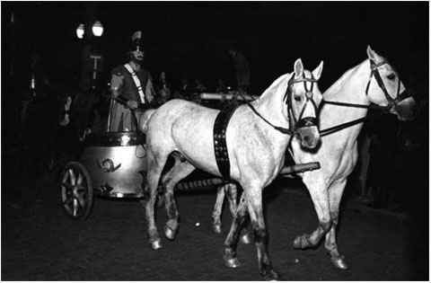 La biga a la process� del Divendres Sant de l'any 1955, a la Rambla Verdaguer, amb l'auriga Ricard Fina