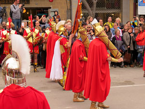 75&egrave; aniversari Associaci&oacute; de Jes&uacute;s Crucificat - Manaies de Girona. Vexillatio Gerundensis. Desfilada de 781 manaies pels carrers de Girona