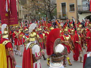 75&egrave; aniversari Associaci&oacute; de Jes&uacute;s Crucificat - Manaies de Girona. Vexillatio Gerundensis. Desfilada de 781 manaies pels carrers de Girona
