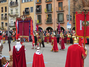 75&egrave; aniversari Associaci&oacute; de Jes&uacute;s Crucificat - Manaies de Girona. Vexillatio Gerundensis. Desfilada de 781 manaies pels carrers de Girona