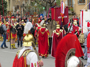 75&egrave; aniversari Associaci&oacute; de Jes&uacute;s Crucificat - Manaies de Girona. Vexillatio Gerundensis. Desfilada de 781 manaies pels carrers de Girona