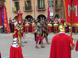 75&egrave; aniversari Associaci&oacute; de Jes&uacute;s Crucificat - Manaies de Girona. Vexillatio Gerundensis. Desfilada de 781 manaies pels carrers de Girona
