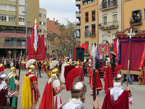 75&egrave; aniversari Associaci&oacute; de Jes&uacute;s Crucificat - Manaies de Girona. Vexillatio Gerundensis. Desfilada de 781 manaies pels carrers de Girona