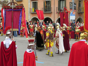 75&egrave; aniversari Associaci&oacute; de Jes&uacute;s Crucificat - Manaies de Girona. Vexillatio Gerundensis. Desfilada de 781 manaies pels carrers de Girona