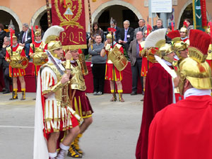 75&egrave; aniversari Associaci&oacute; de Jes&uacute;s Crucificat - Manaies de Girona. Vexillatio Gerundensis. Desfilada de 781 manaies pels carrers de Girona