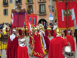 75&egrave; aniversari Associaci&oacute; de Jes&uacute;s Crucificat - Manaies de Girona. Vexillatio Gerundensis. Desfilada de 781 manaies pels carrers de Girona