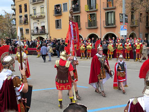 75&egrave; aniversari Associaci&oacute; de Jes&uacute;s Crucificat - Manaies de Girona. Vexillatio Gerundensis. Desfilada de 781 manaies pels carrers de Girona