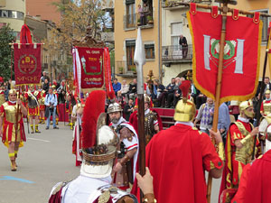 75&egrave; aniversari Associaci&oacute; de Jes&uacute;s Crucificat - Manaies de Girona. Vexillatio Gerundensis. Desfilada de 781 manaies pels carrers de Girona