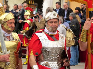 75&egrave; aniversari Associaci&oacute; de Jes&uacute;s Crucificat - Manaies de Girona. Vexillatio Gerundensis. Desfilada de 781 manaies pels carrers de Girona