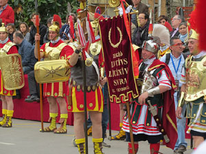 75&egrave; aniversari Associaci&oacute; de Jes&uacute;s Crucificat - Manaies de Girona. Vexillatio Gerundensis. Desfilada de 781 manaies pels carrers de Girona