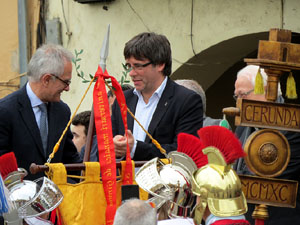 75&egrave; aniversari Associaci&oacute; de Jes&uacute;s Crucificat - Manaies de Girona. Vexillatio Gerundensis. Desfilada de 781 manaies pels carrers de Girona