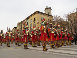 75&egrave; aniversari Associaci&oacute; de Jes&uacute;s Crucificat - Manaies de Girona. Vexillatio Gerundensis. Desfilada de 781 manaies pels carrers de Girona