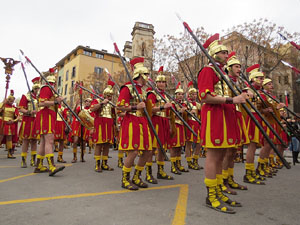 75&egrave; aniversari Associaci&oacute; de Jes&uacute;s Crucificat - Manaies de Girona. Vexillatio Gerundensis. Desfilada de 781 manaies pels carrers de Girona
