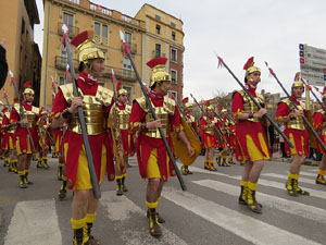 75&egrave; aniversari Associaci&oacute; de Jes&uacute;s Crucificat - Manaies de Girona. Vexillatio Gerundensis. Desfilada de 781 manaies pels carrers de Girona
