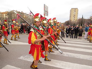 75&egrave; aniversari Associaci&oacute; de Jes&uacute;s Crucificat - Manaies de Girona. Vexillatio Gerundensis. Desfilada de 781 manaies pels carrers de Girona
